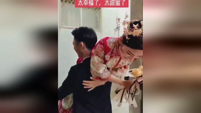 家里两个孩子叛逆不听话，父亲拿出衣架让孩子抽自己